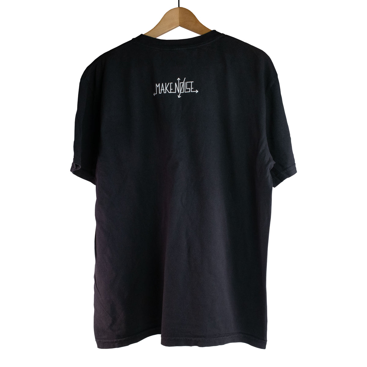 Espalda de la polera Make Noise QMMG con el logo de Make Noise estampado en blanco bajo el cuello