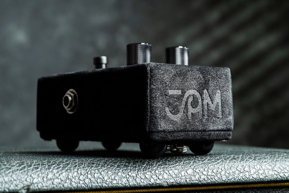 Pedal JAM Pedals Black Fuzz Phrase LTD sobre un amplificador