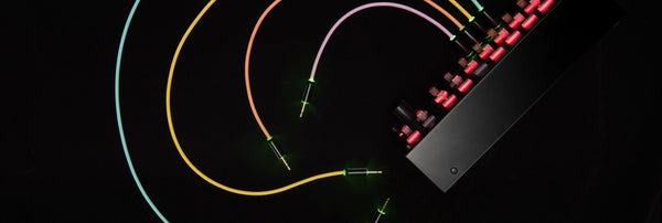 Cables patch MyVolts con LED de colores sobre fondo negro
