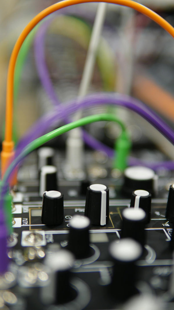Sintetizador modular con cables de patch y pantalla de audio