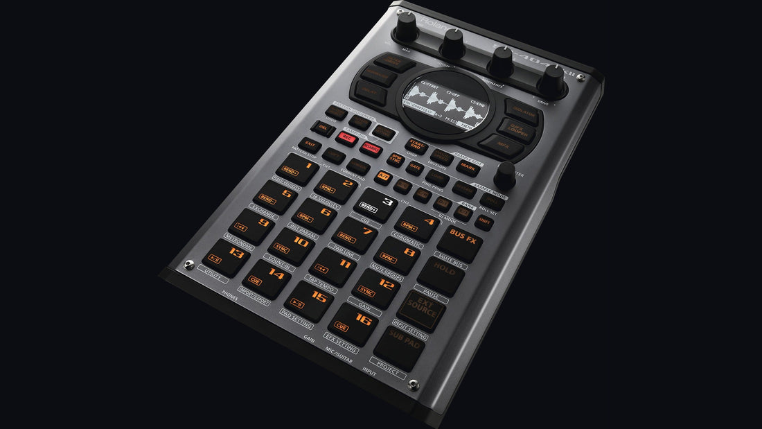 Sampler Roland SP-404MKII visto en ángulo, con sus 16 pads, la pantalla y las perillas de efectos
