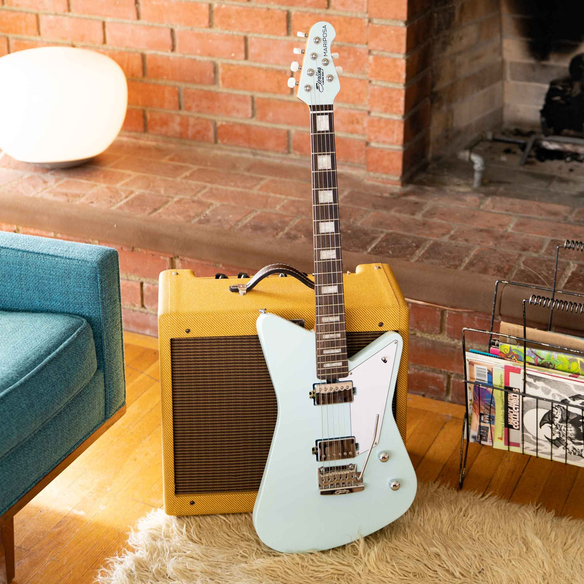 Sterling by Music Man Mariposa Daphne Blue vista en ángulo