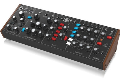Behringer Model D Sintetizador Análogo