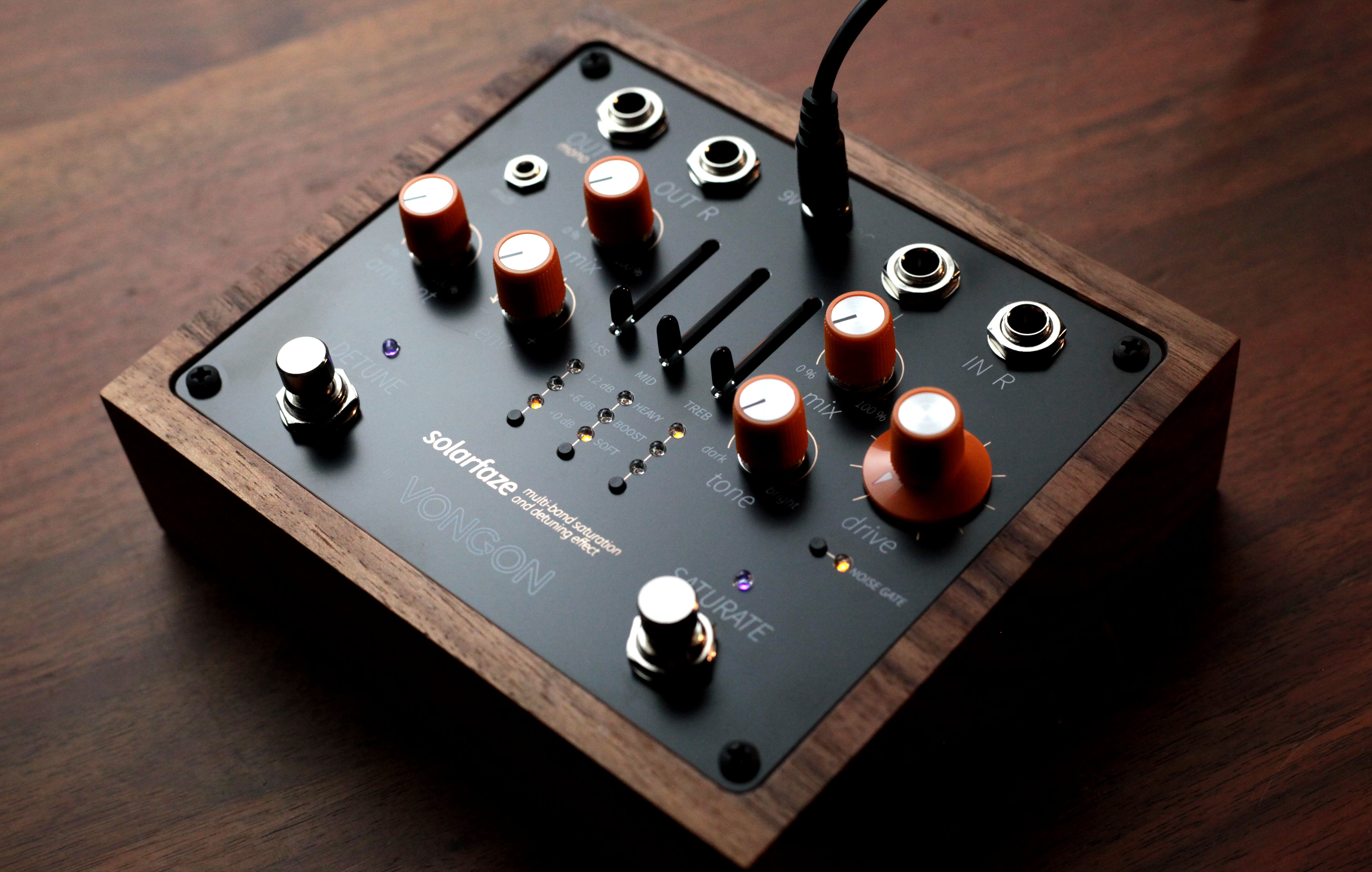 Vongon Solarfaze – Pedal Saturación multibanda y detune estéreo en