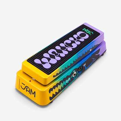 JAM Pedals Wahcko mk.2 en vista 3/4 desde el frente, con el extremo amarillo en primer plano