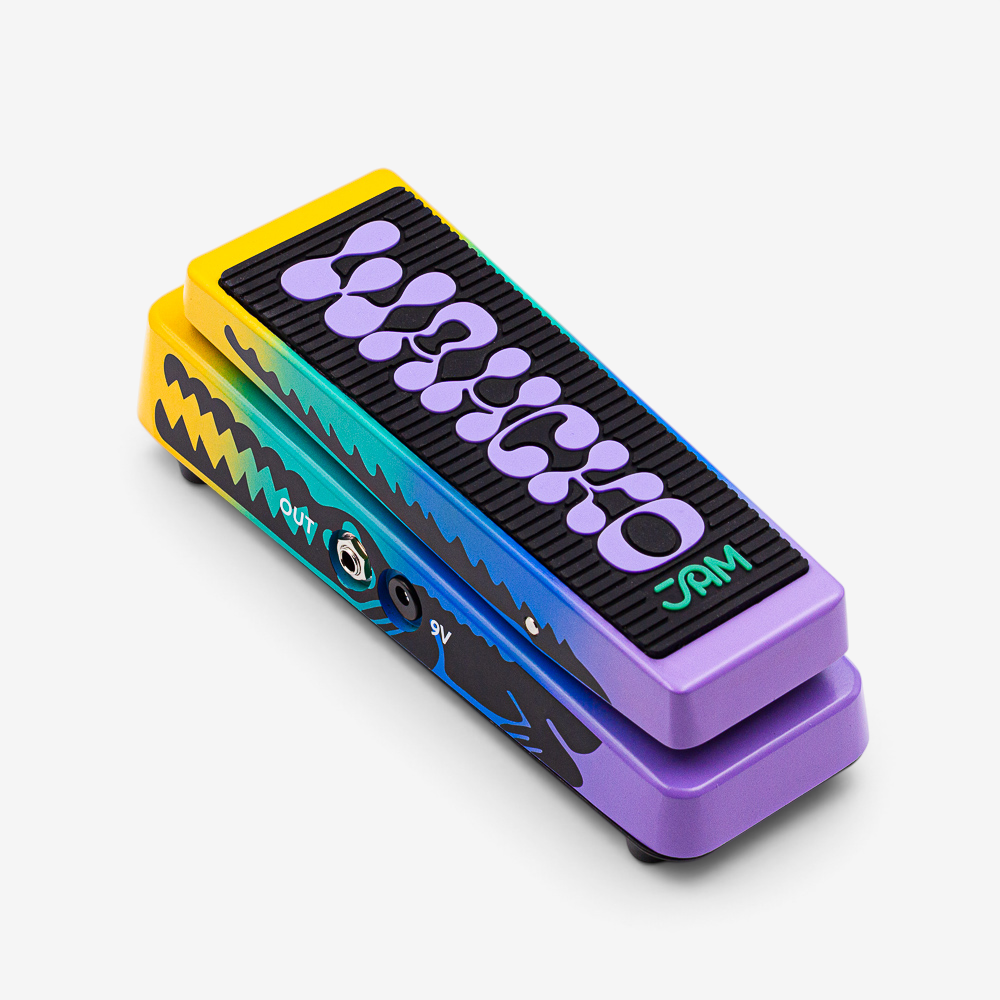 JAM Pedals Wahcko mk.2 en vista 3/4 desde el lateral derecho, pedal wah con cuerpo en degradé amarillo, cyan y morado