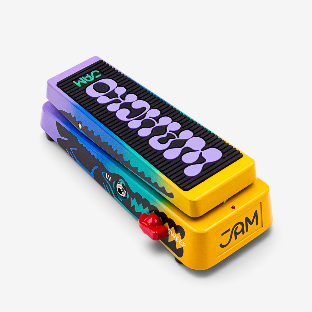JAM Pedals Wahcko mk.2 en vista 3/4 trasera sobre fondo blanco