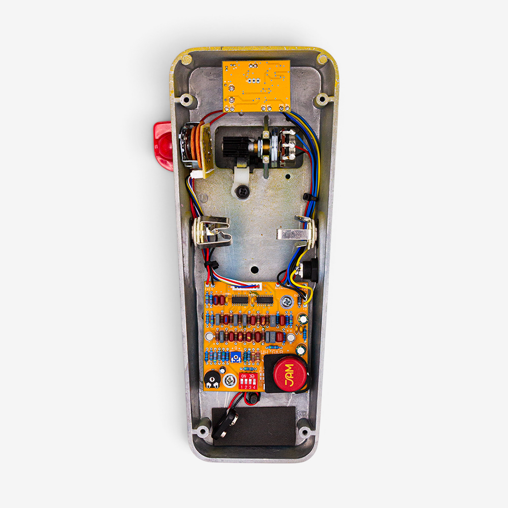 Interior abierto del JAM Pedals Wahcko mk.2 con el circuito, el selector rotativo SWEEP y los DIP switches de modo guitarra o bajo