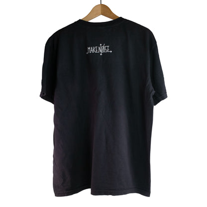 Espalda de la polera Make Noise QMMG con el logo de Make Noise estampado en blanco bajo el cuello