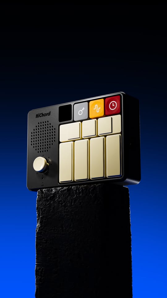 HiChord Jet Black en pedestal — vista frontal