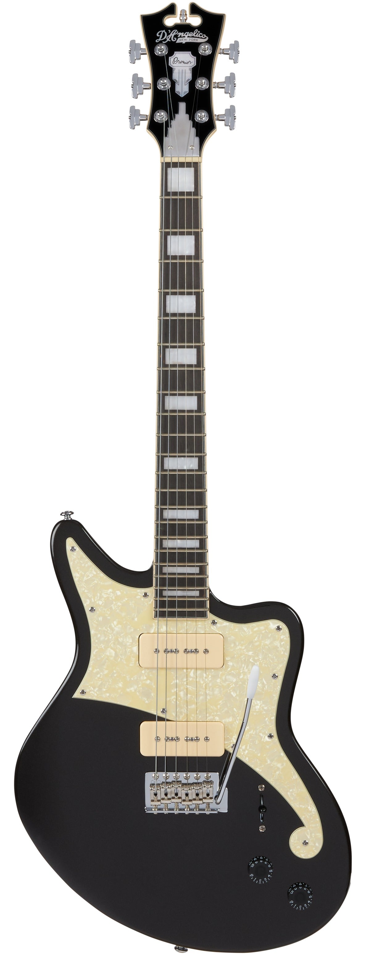 Guitarra eléctrica D'Angelico Premier Bedford Black Flake de frente, cuerpo offset negro, dos pastillas P90 crema y golpeador crema perlado, sobre fondo blanco