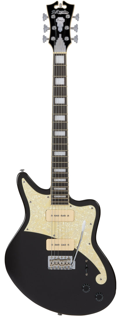 Guitarra eléctrica D'Angelico Premier Bedford Black Flake de frente, cuerpo offset negro, dos pastillas P90 crema y golpeador crema perlado, sobre fondo blanco
