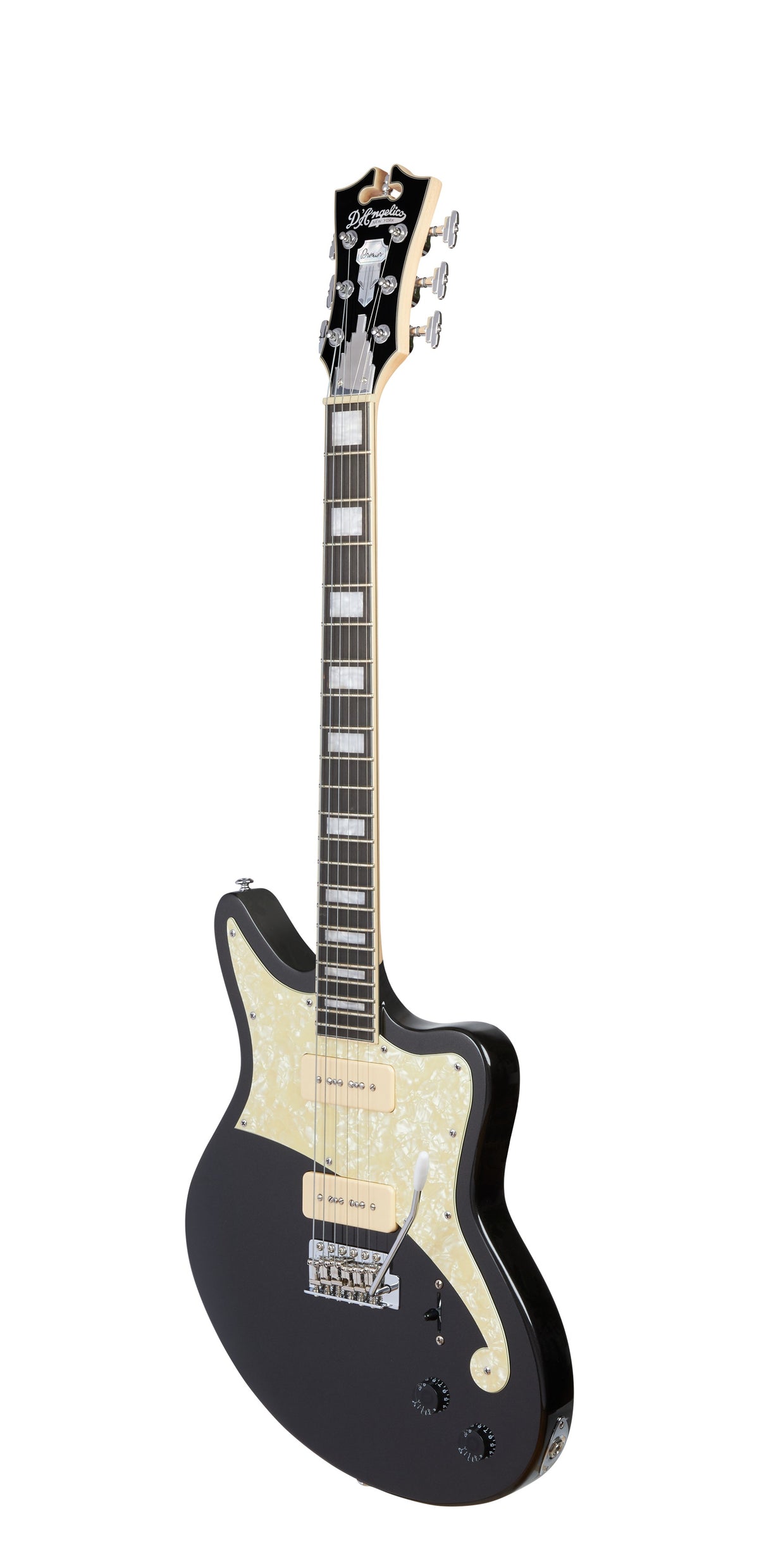 Guitarra D'Angelico Premier Bedford Black Flake en vista 3/4, cuerpo offset negro y mástil con inlays de bloque