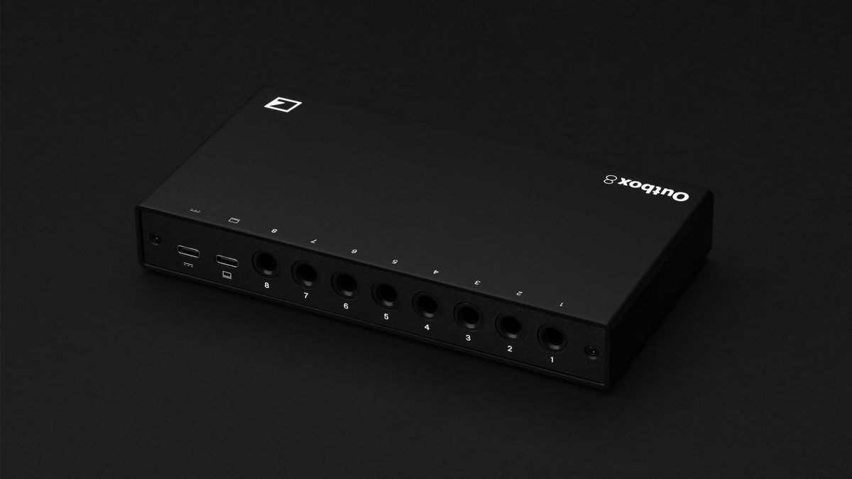 Elektron Outbox 8 en ángulo con el panel de conexiones: 8 salidas 1/4 pulgada y 2 puertos USB-C