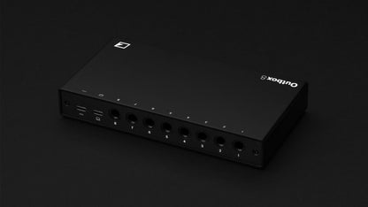 Elektron Outbox 8 en ángulo con el panel de conexiones: 8 salidas 1/4 pulgada y 2 puertos USB-C