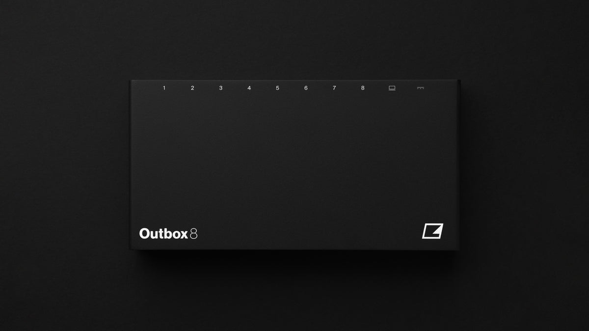 Elektron Outbox 8 visto desde arriba, caja negra con la serigrafía de las 8 salidas y los puertos USB