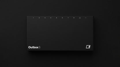 Elektron Outbox 8 visto desde arriba, caja negra con la serigrafía de las 8 salidas y los puertos USB