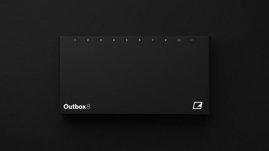 Elektron Outbox 8 visto desde arriba, caja negra con la serigrafía de las 8 salidas y los puertos USB