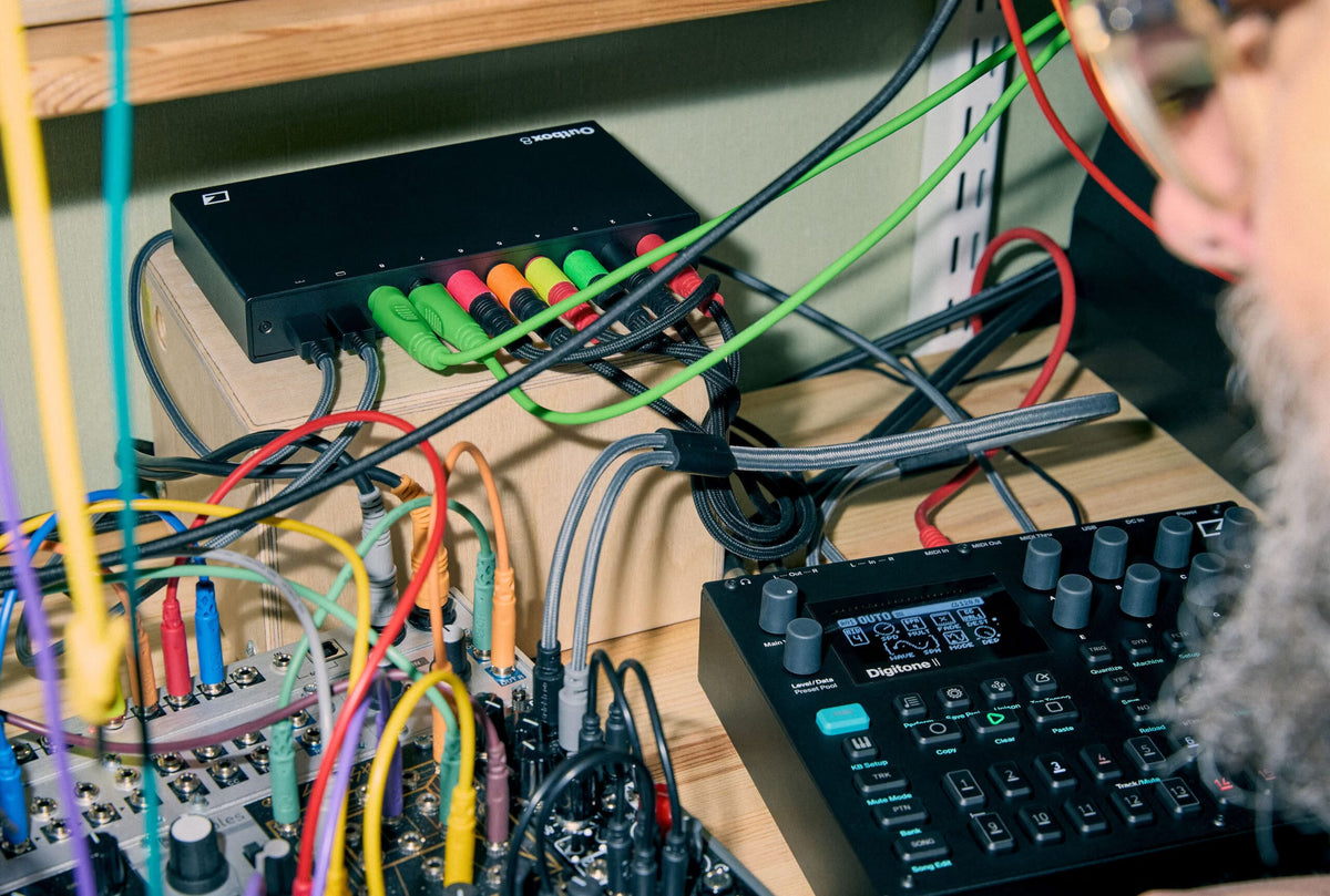 Elektron Outbox 8 conectado con cables de colores a un sistema modular y a un Elektron Digitone II como conversor MIDI a CV
