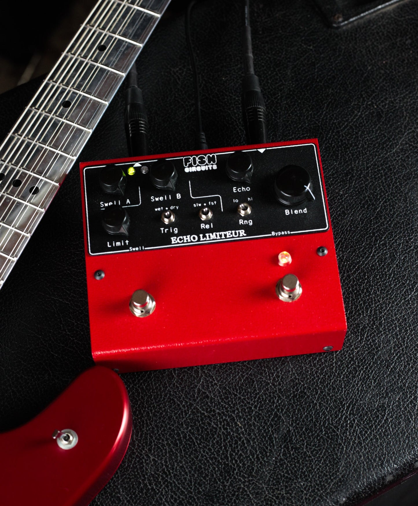Fish Circuits Echo Limiteur conectado en pedalboard, vista lifestyle