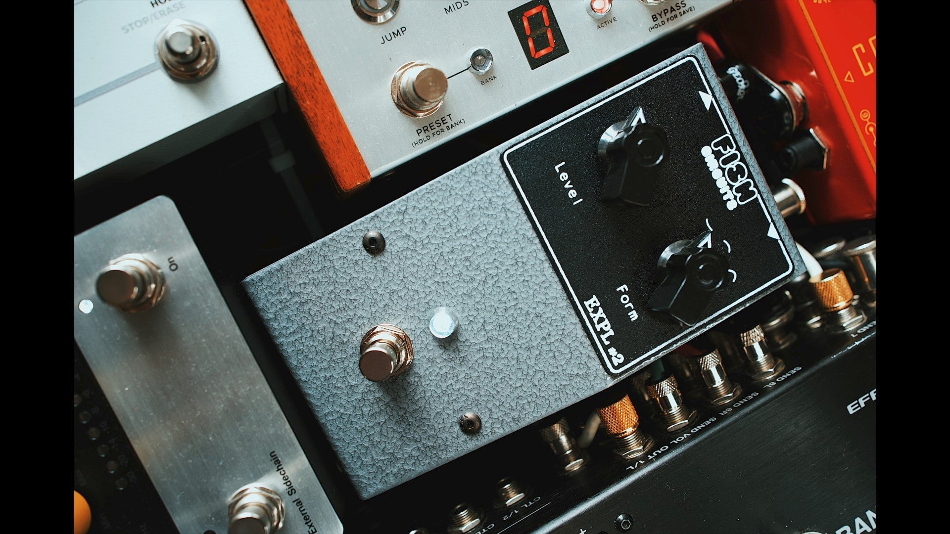 Fish Circuits Exploration 2 fuzz en pedalboard, vista lifestyle