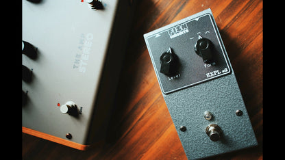 Fish Circuits Exploration 2 fuzz sobre mesa de madera junto a otro equipo, vista lifestyle