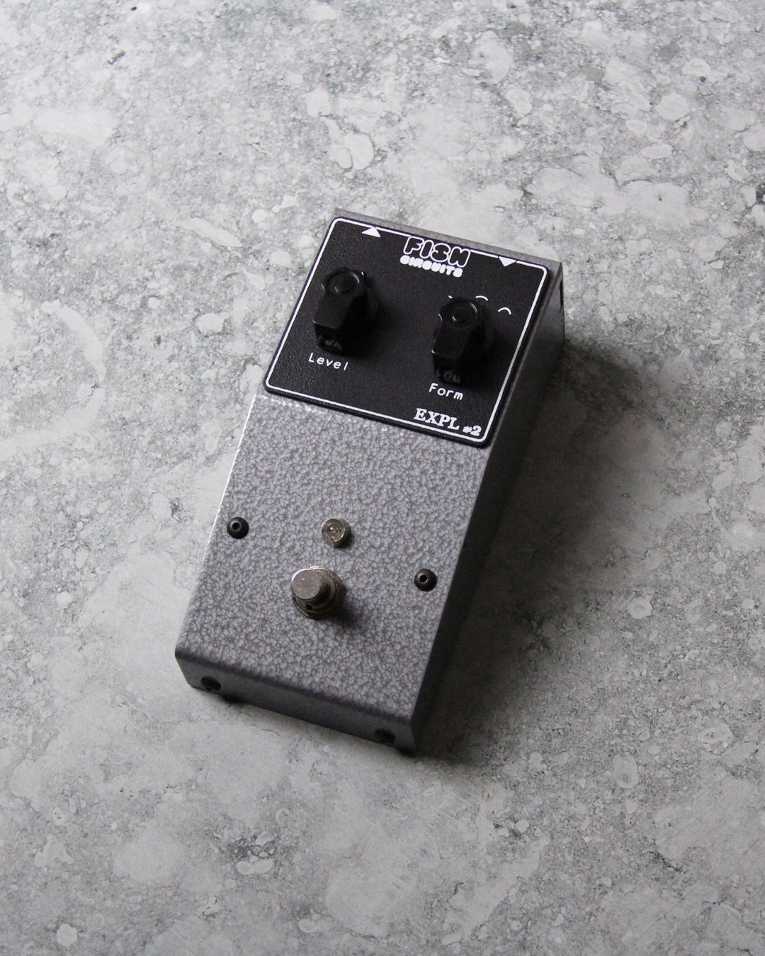 Fish Circuits Exploration 2 fuzz en ambiente de estudio, segunda vista lifestyle