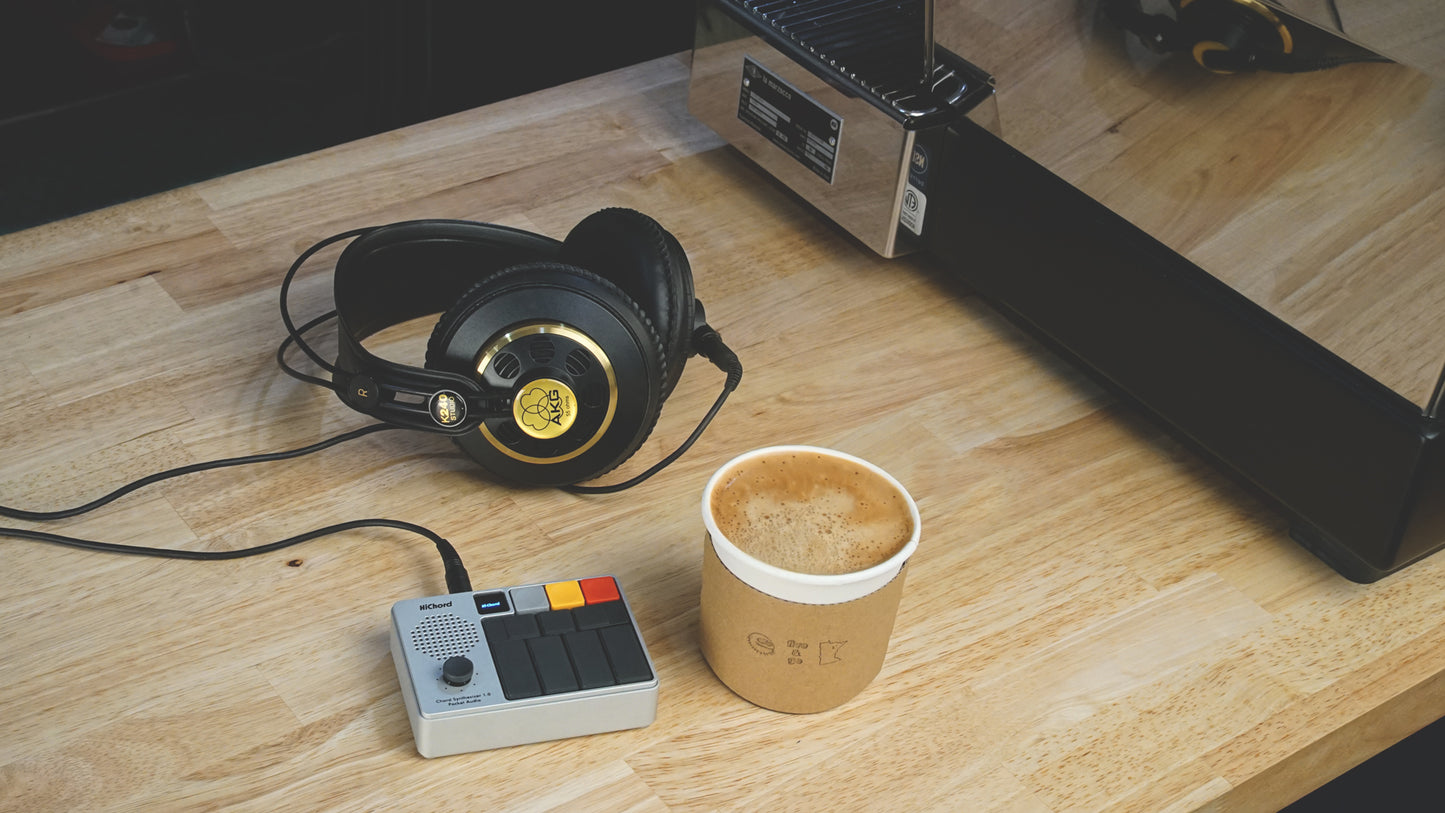 HiChord edición aluminio en escritorio con taza de café