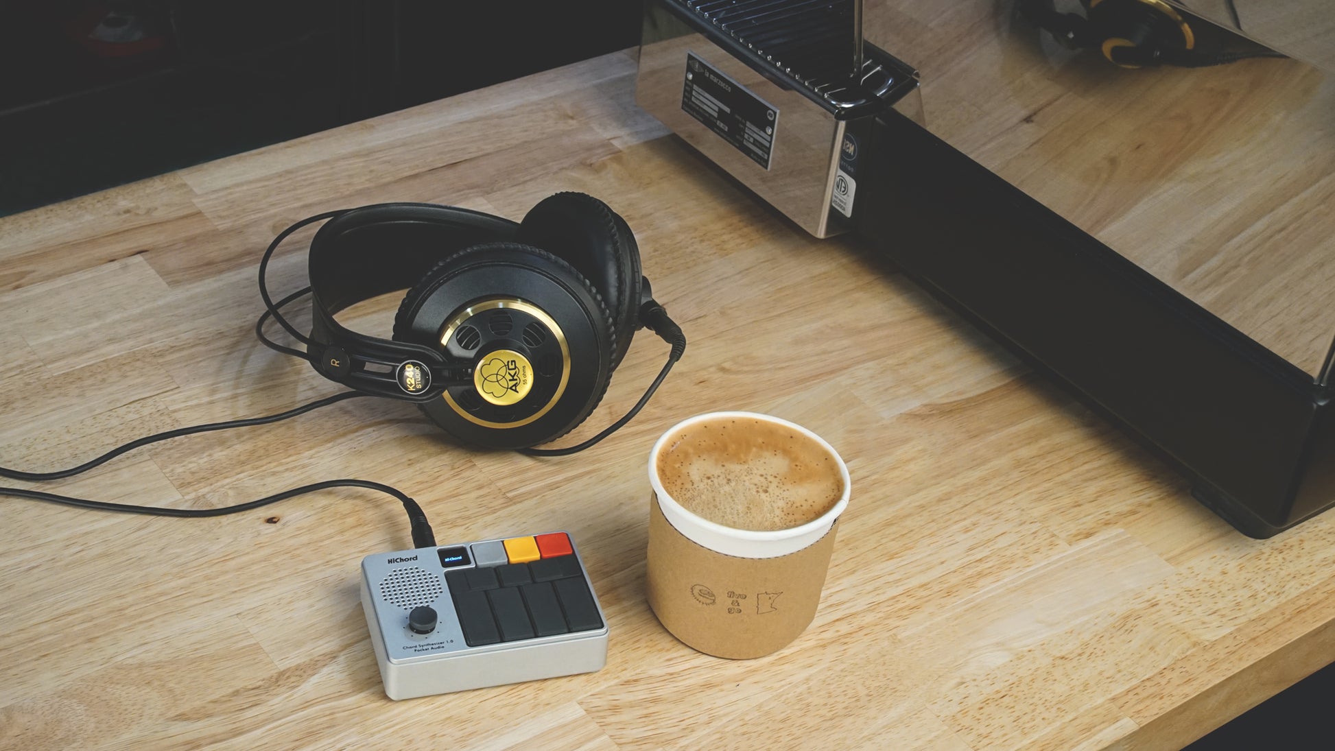 HiChord edición aluminio en escritorio con taza de café