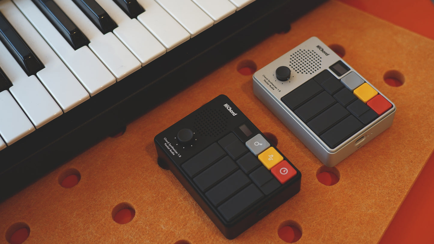 HiChord edición aluminio junto a un sintetizador en estudio