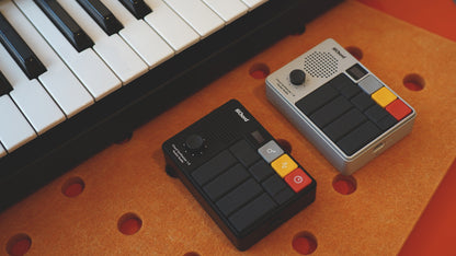 HiChord edición aluminio junto a un sintetizador en estudio