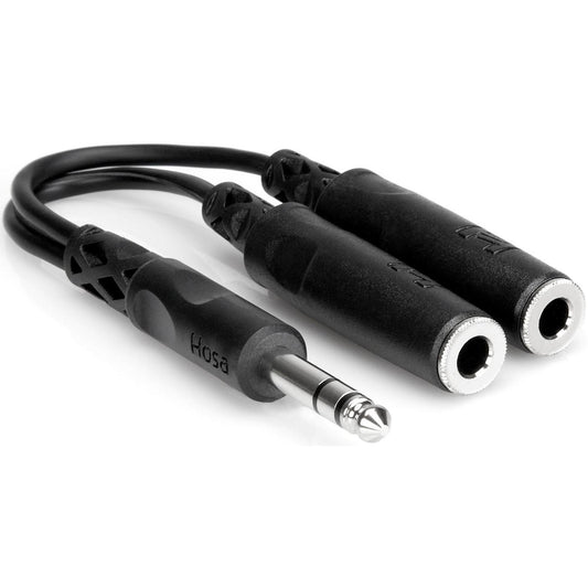 Cable Y Hosa YPP-118 negro con un plug TRS de 1/4 pulgada y dos conectores hembra TRS de 1/4 pulgada, sobre fondo blanco