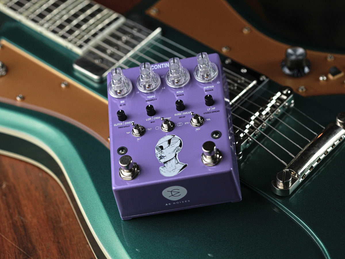 Pedal AC Noises Continua sobre una guitarra eléctrica verde