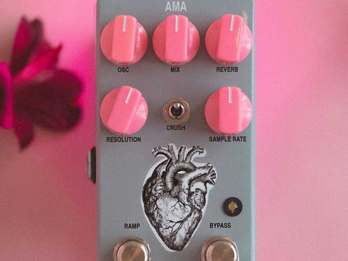 Pedal AC Noises AMA V2, gris con perillas rosadas y un corazón ilustrado