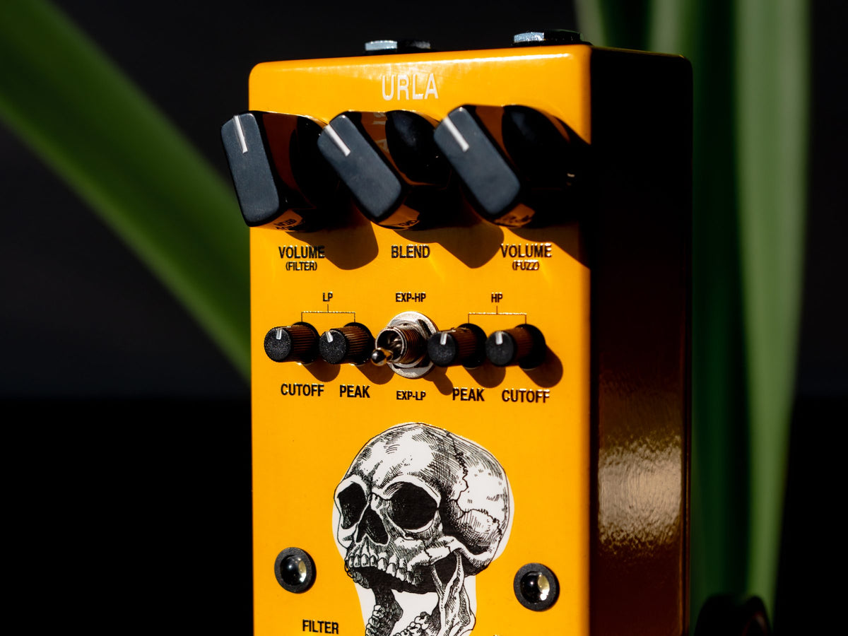 Pedal AC Noises Urla, amarillo con perillas negras, en primer plano