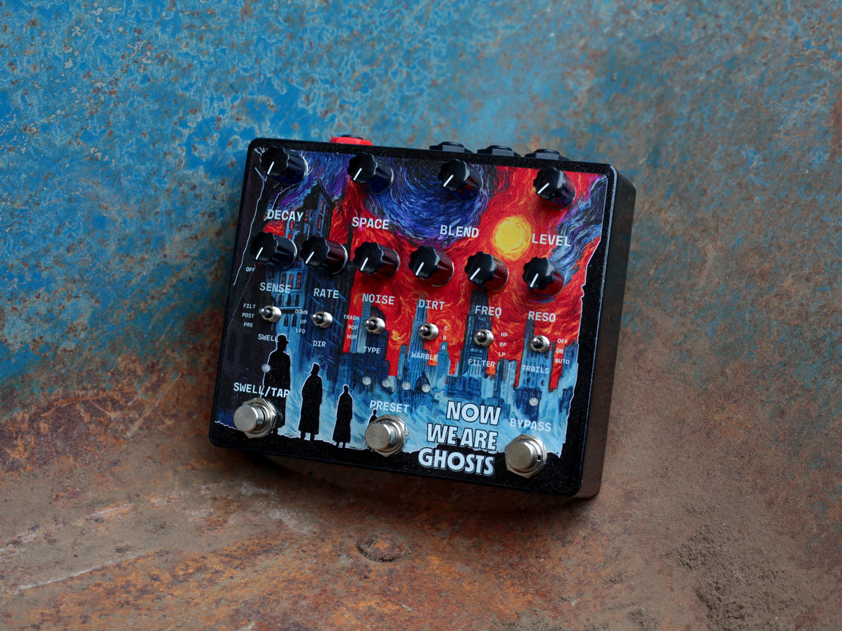 Pedal Alexander Now We Are Ghosts, con una ciudad pintada en rojo y azul, sobre metal oxidado