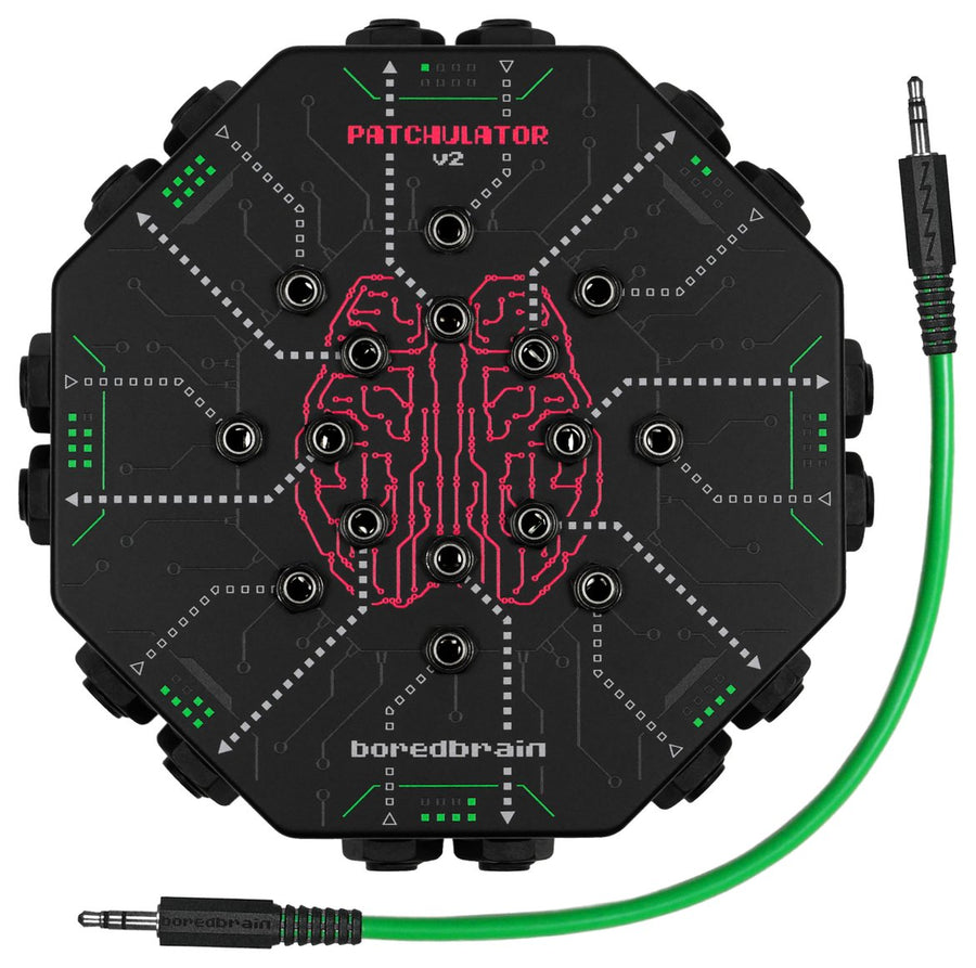 Patchbay Boredbrain Patchulator v2 visto desde arriba, con un cable de patch verde