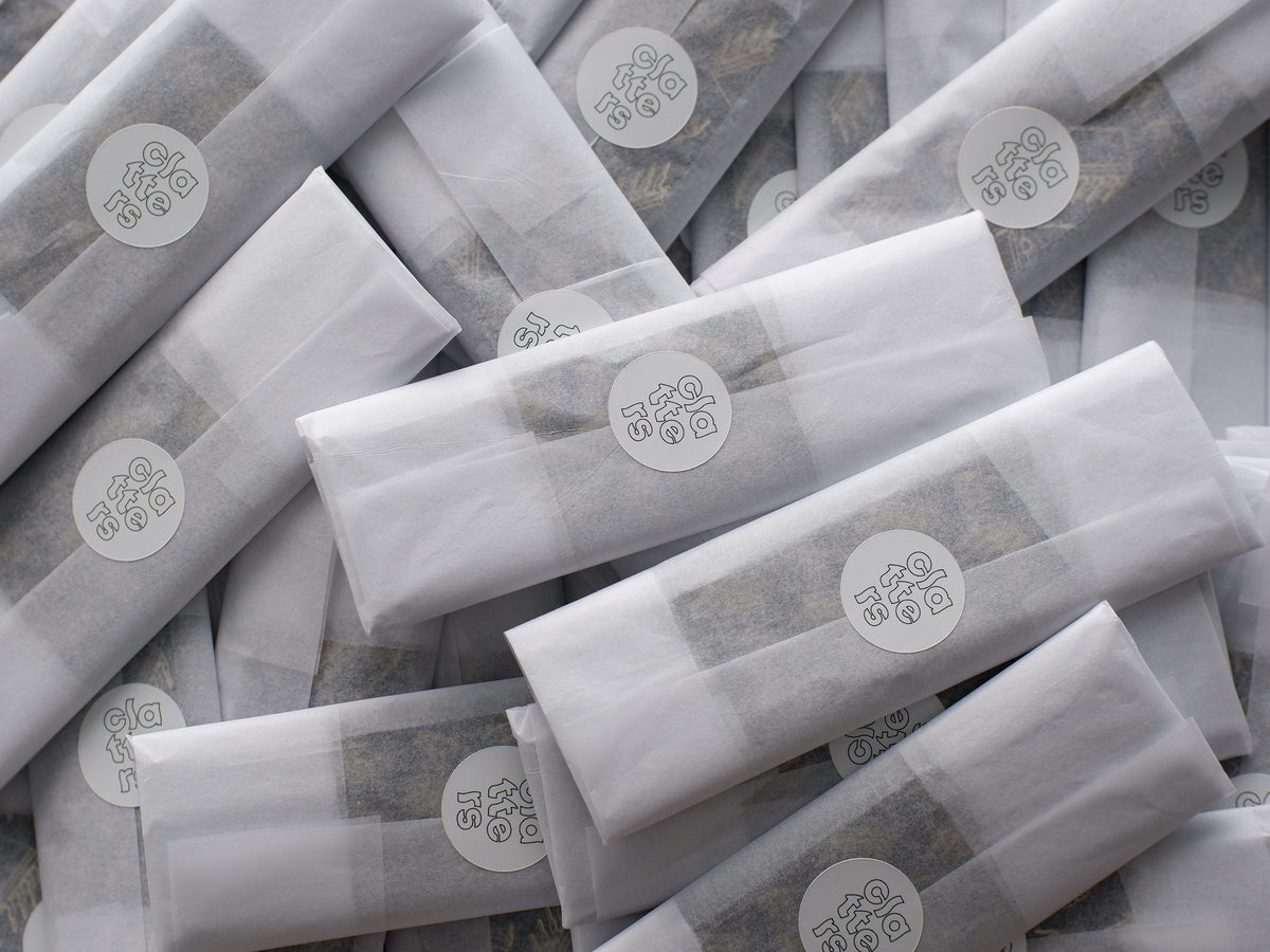 Módulos Clatters envueltos en papel de seda con el logo de la marca