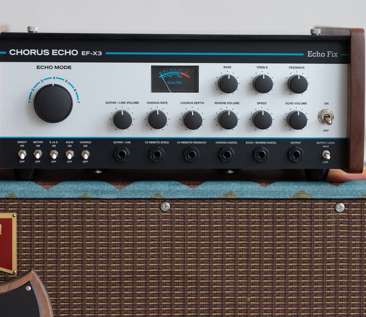 Eco de cinta Echo Fix EF-X3 sobre un amplificador