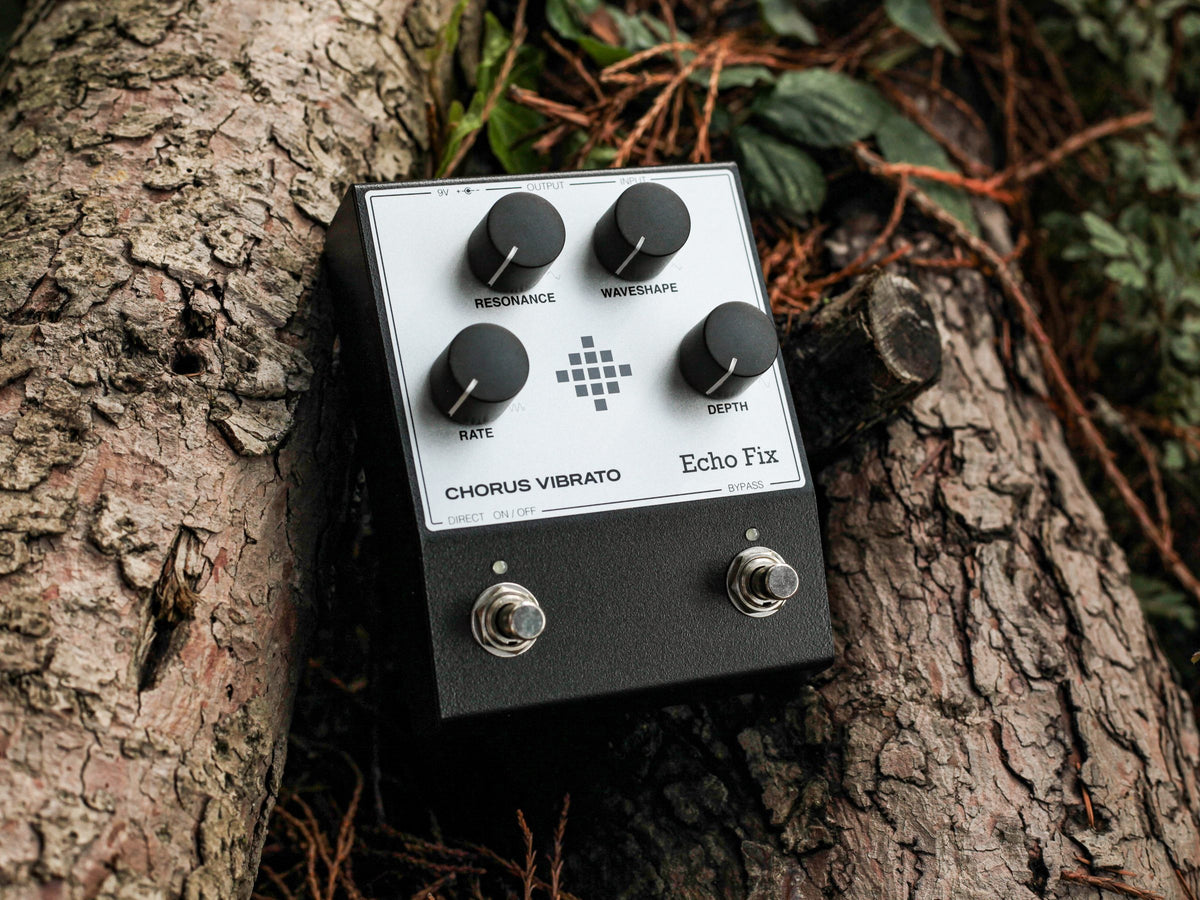 Pedal Echo Fix EF-P3 Chorus Vibrato apoyado en el tronco de un árbol