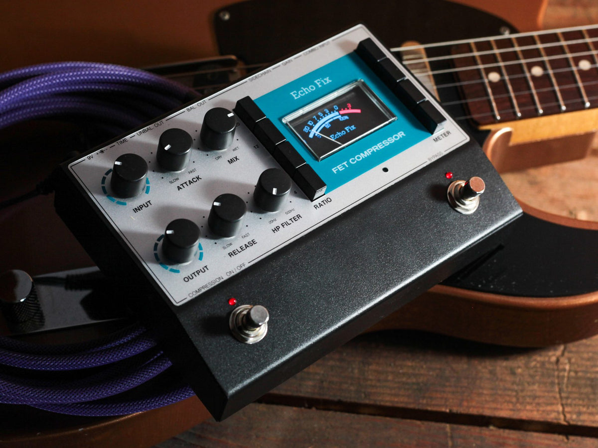 Pedal Echo Fix EF-P5 FET Compressor sobre una guitarra, con un cable morado