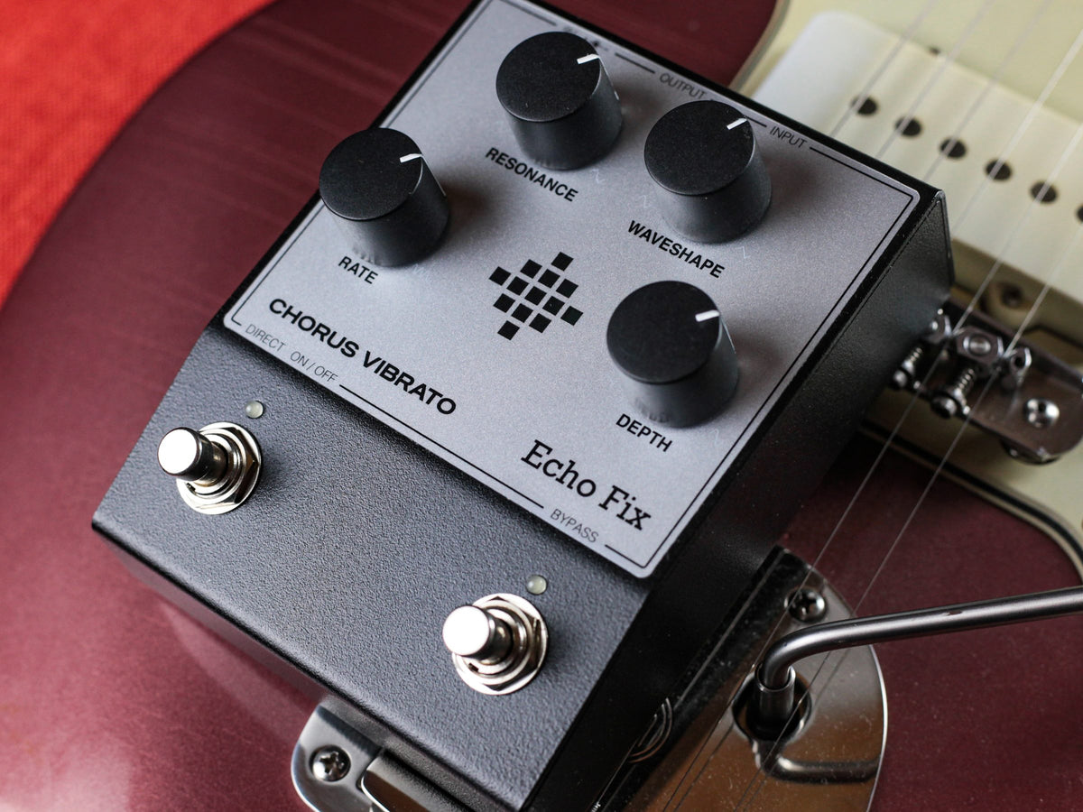 Pedal Echo Fix EF-P3 Chorus Vibrato sobre una guitarra roja
