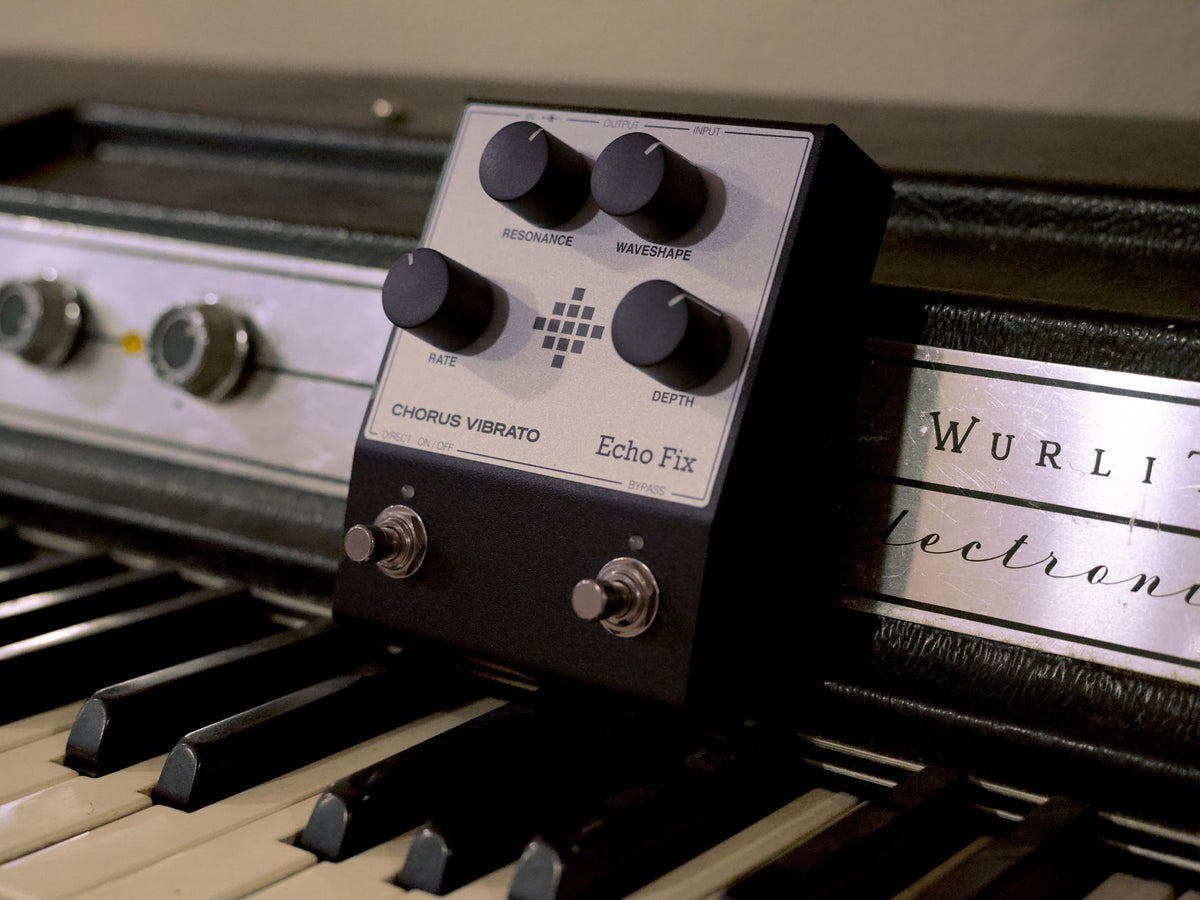 Pedal Echo Fix EF-P3 Chorus Vibrato sobre el teclado de un piano eléctrico Wurlitzer