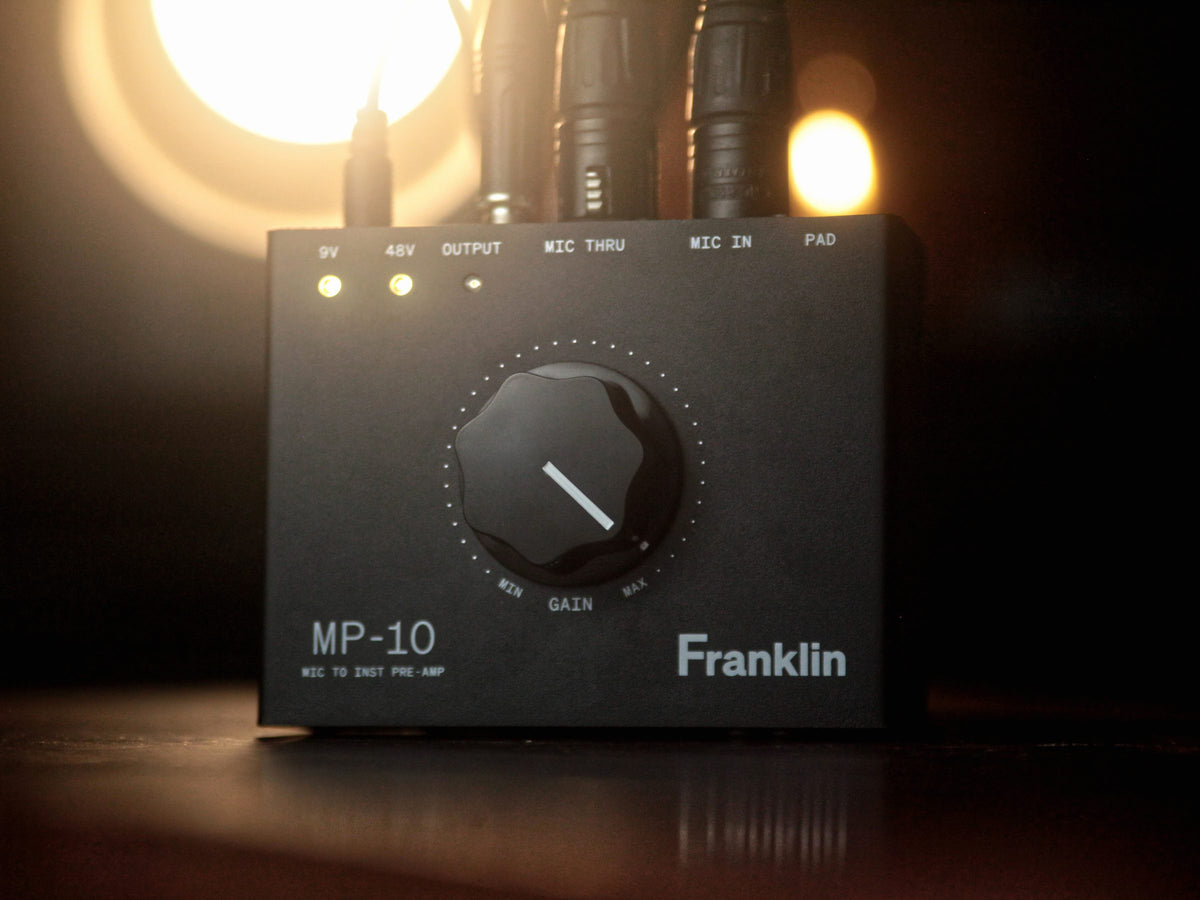 Franklin MP-10 con sus luces encendidas frente a una lámpara cálida