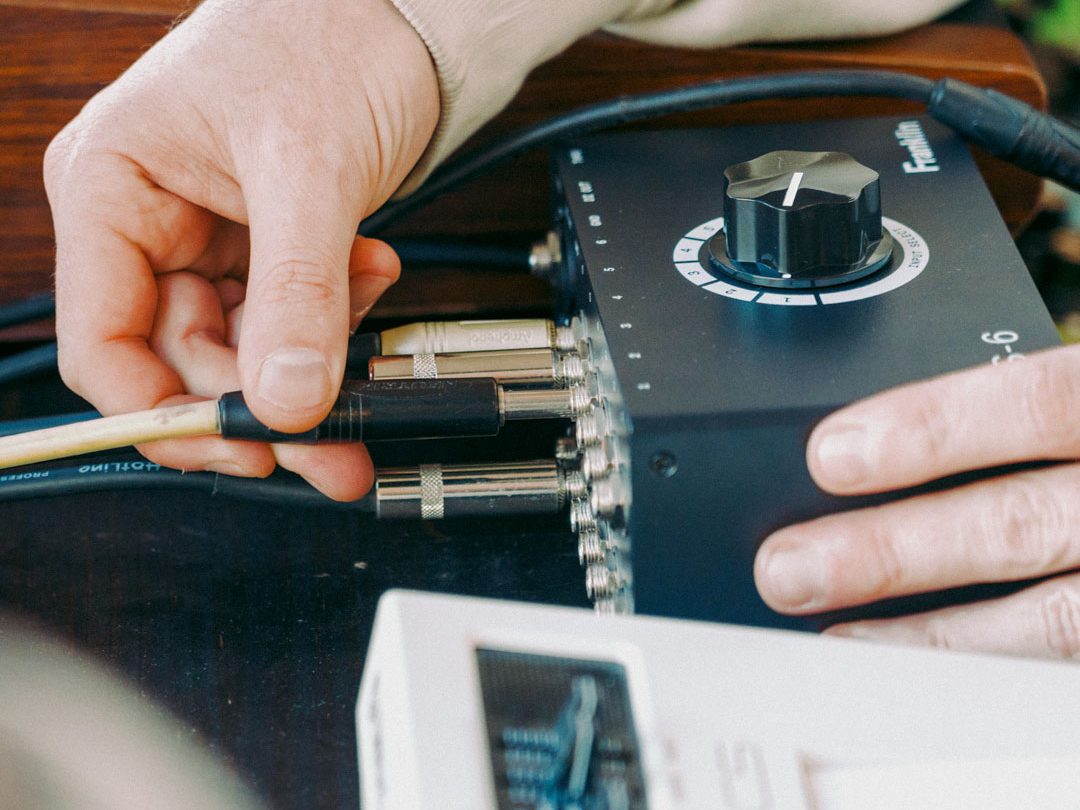Manos conectando un cable al Franklin SS-6 MKII