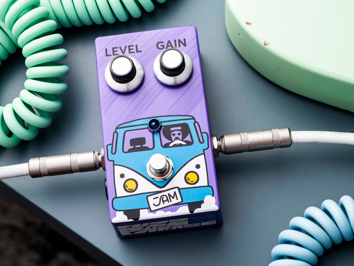 Pedal JAM Fuzz Phrase Si, morado con una furgoneta ilustrada, con cables en espiral