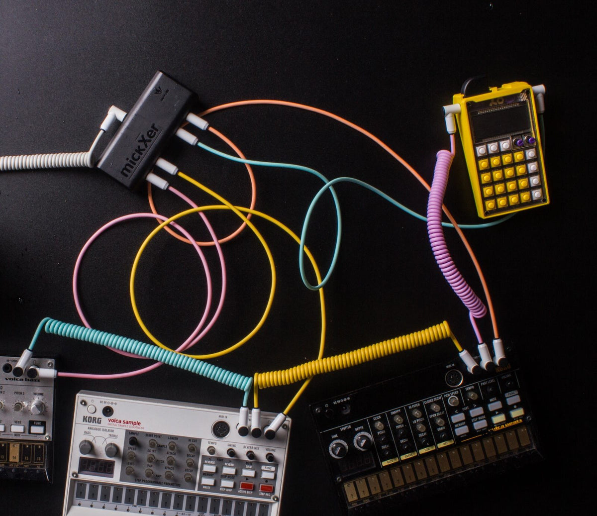 Mezclador pasivo myVolts mickXer conectado con cables Candycords de colores a un Pocket Operator y cajas de ritmos Korg volca