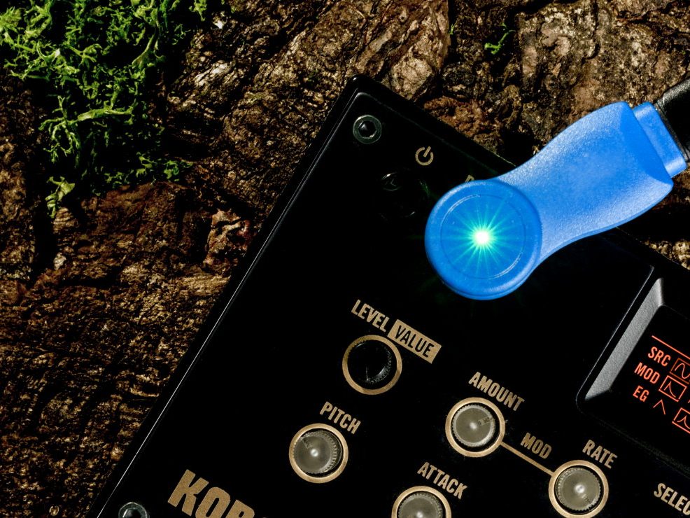Adaptador myVolts Step Up azul con LED, conectado a un sintetizador Korg