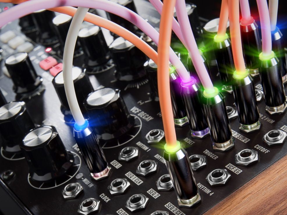 Cables de patch myVolts Halo con LEDs encendidos en un sintetizador modular