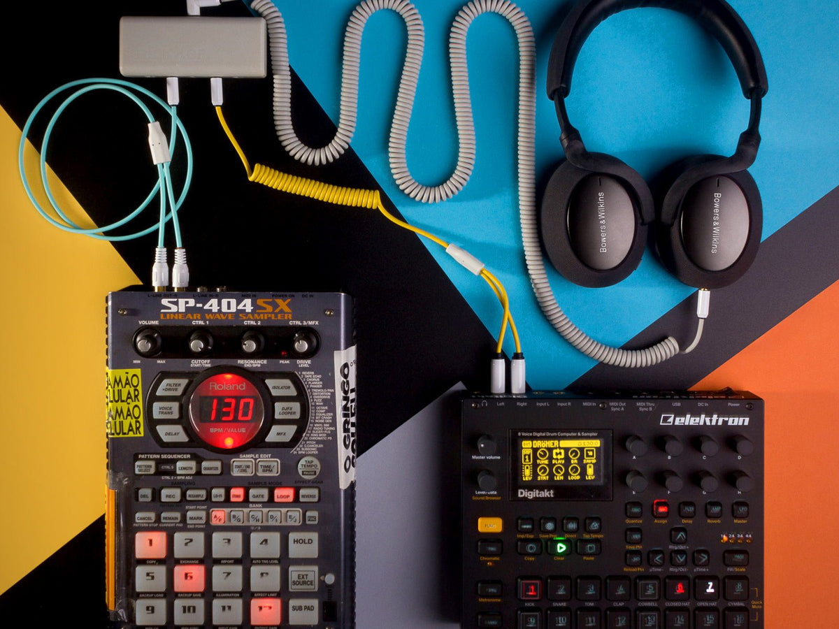 Mezclador myVolts mickXer con cables Candycords y audífonos, sobre un sampler Roland y una caja Elektron